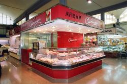 Verre courbé : efficacité énergétique et durabilité dans les vitrines réfrigérées et le commerce de détail.