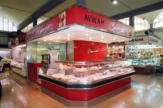 Verre courbé : efficacité énergétique et durabilité dans les vitrines réfrigérées et le commerce de détail.