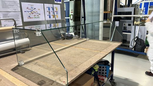 Vitrinas de vidrio plano y curvado mecanizado a medida