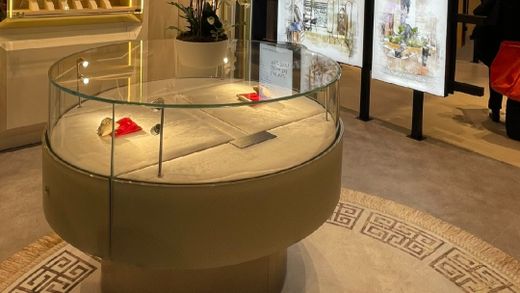 Vidrio curvado laminado para vitrinas, expositores y retail