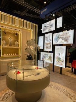 Tendance du commerce de détail : essor des vitrines incurvées en verre feuilleté