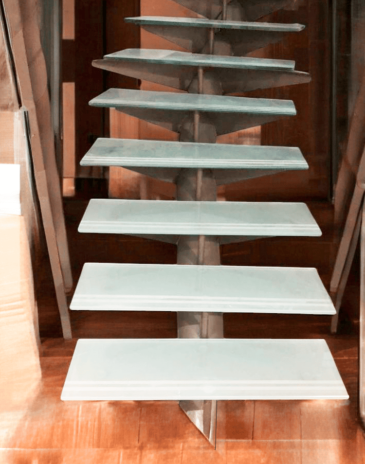 MARCHES EN VERRE FEUILLETÉ MATE