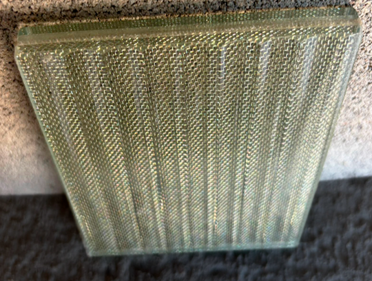 VERRE PLAT FEUILLETÉ AVEC MAILLE MÉTALLIQUE