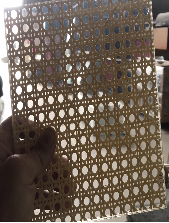 VERRE PLAT FEUILLETÉ AVEC TISSU ÉPAIS INCORPORÉ