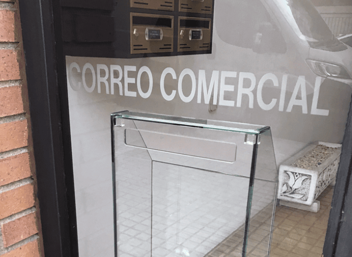 BUZÓN FABRICADO CON VIDRIO PLANO TEMPLADO 12