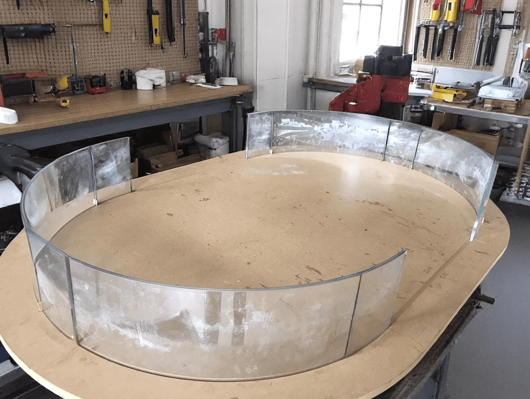 MONTAGE DE VERRE BOMBÉ FEUILLETÉ DANS LE MOBILIER RETAIL