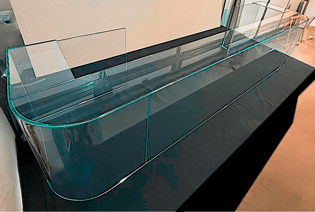 VERRES COLLÉS UV EN VITRINE D'EXPOSITION