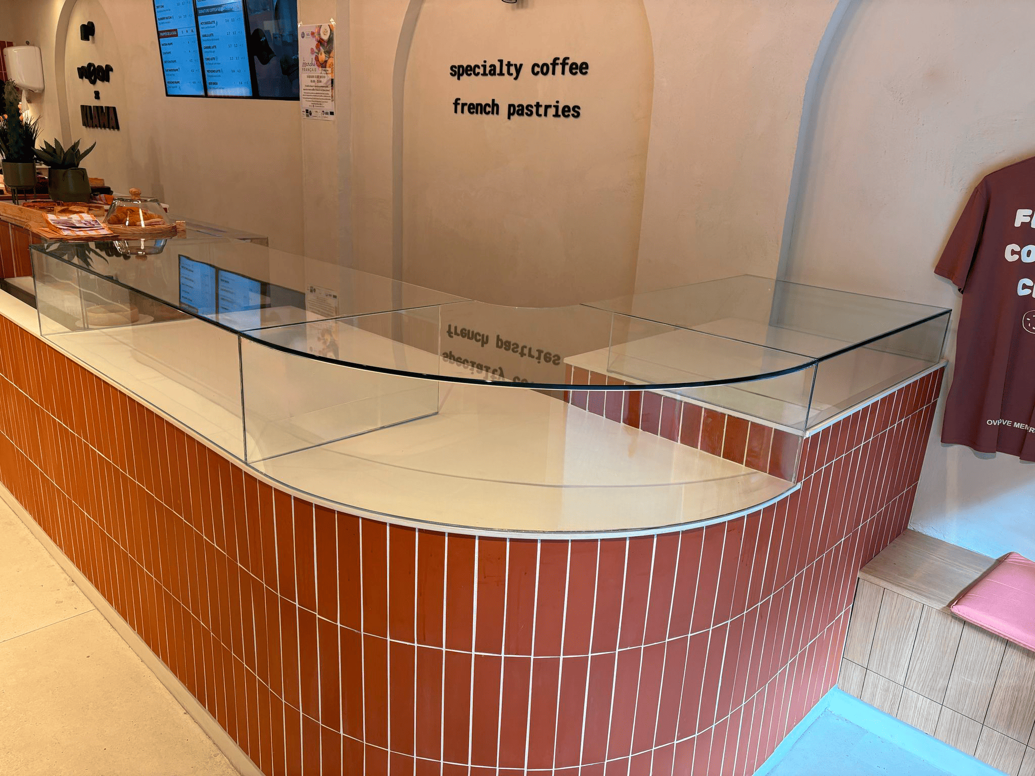 VERRE BOMBÉ MONOLITHIQUE EN VITRINE D'EXPOSITION