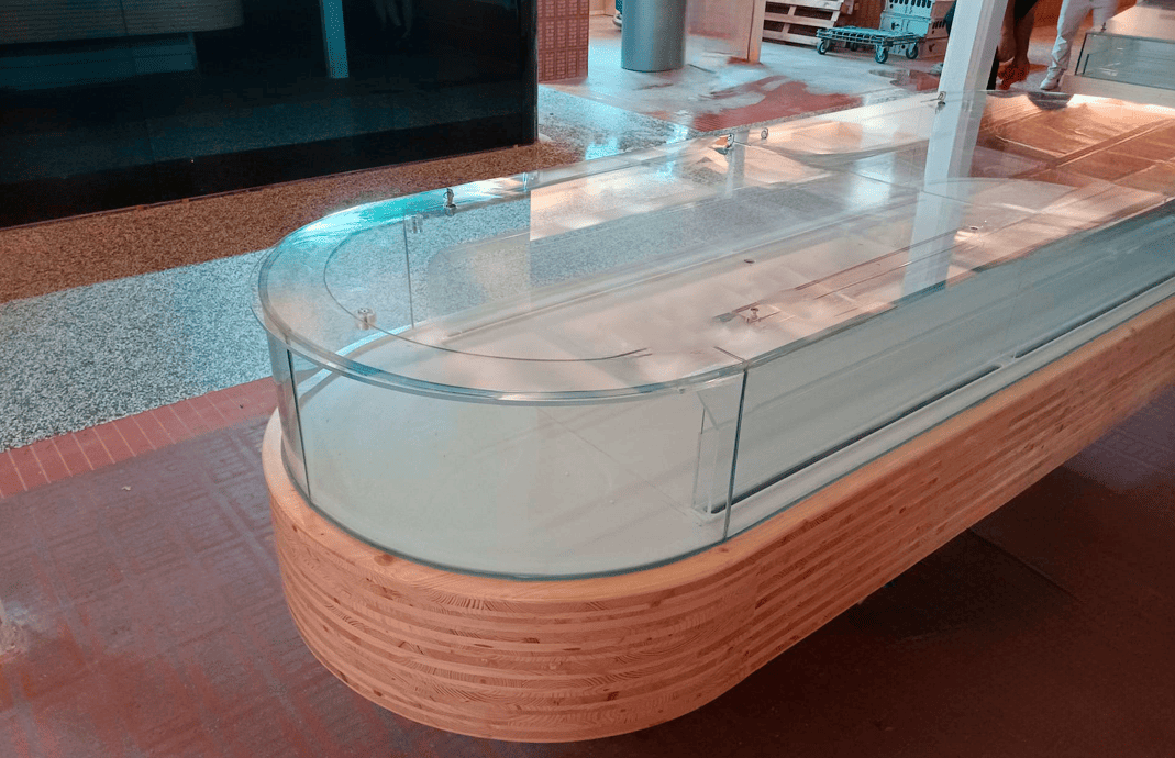 VERRE BOMBÉ TREMPÉ EN VITRINE COMMERCIALE