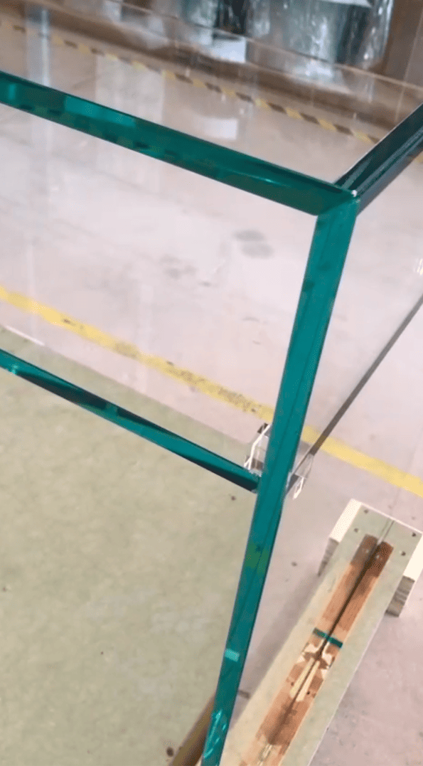 VITRINE COLLÉE AVEC CHANTS COLLÉS EN BISEAU