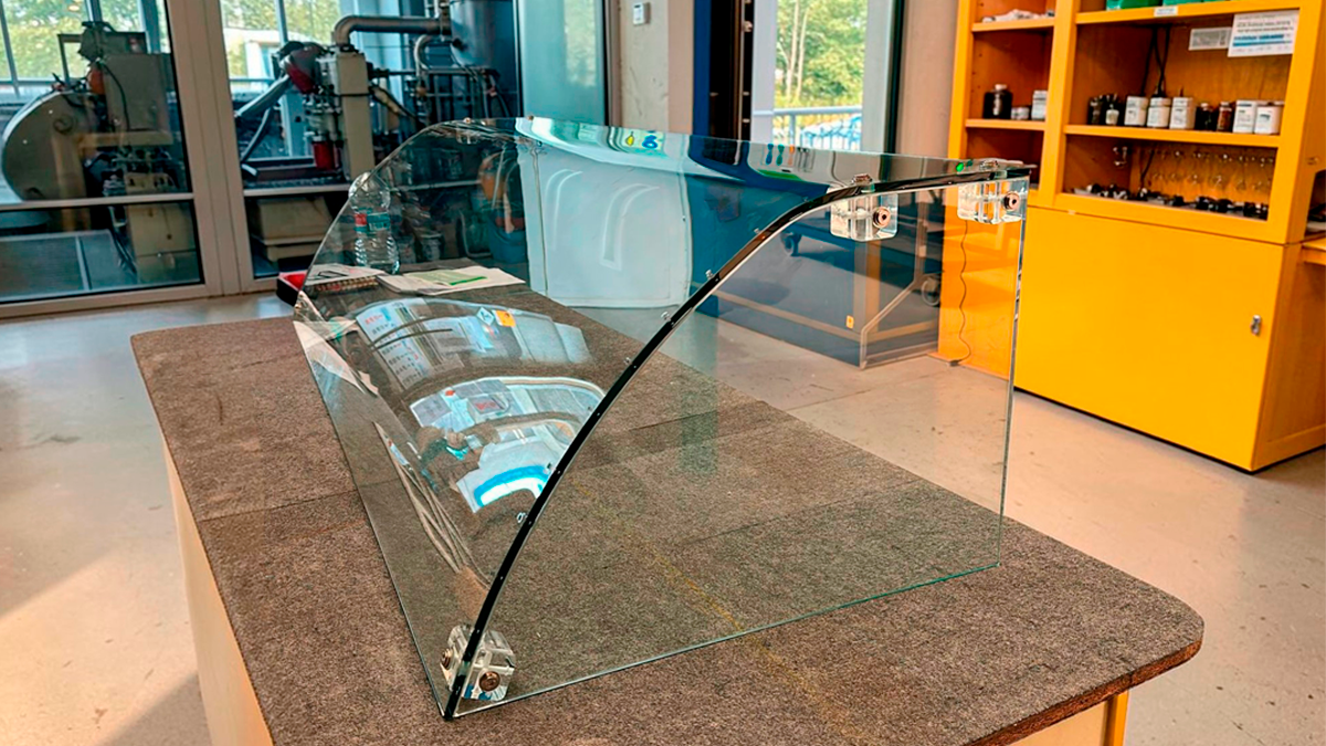 Vitrina de vidrio plano y curvado mecanizado a medida